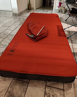 124 / Exped Campingmatte, self-inflating, gerollt (s.o.) 75 x 25 cm, offen 200 x 80 x 9.5 cm (2 Expl.)