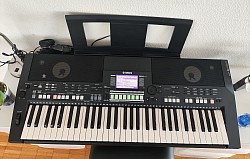 127 / Keyboard Yamaha  PSR-S550, Hocker, ohne Ständer
