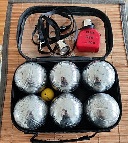 144 / Boules-Set, mit 2 Kugelhebern und Massband